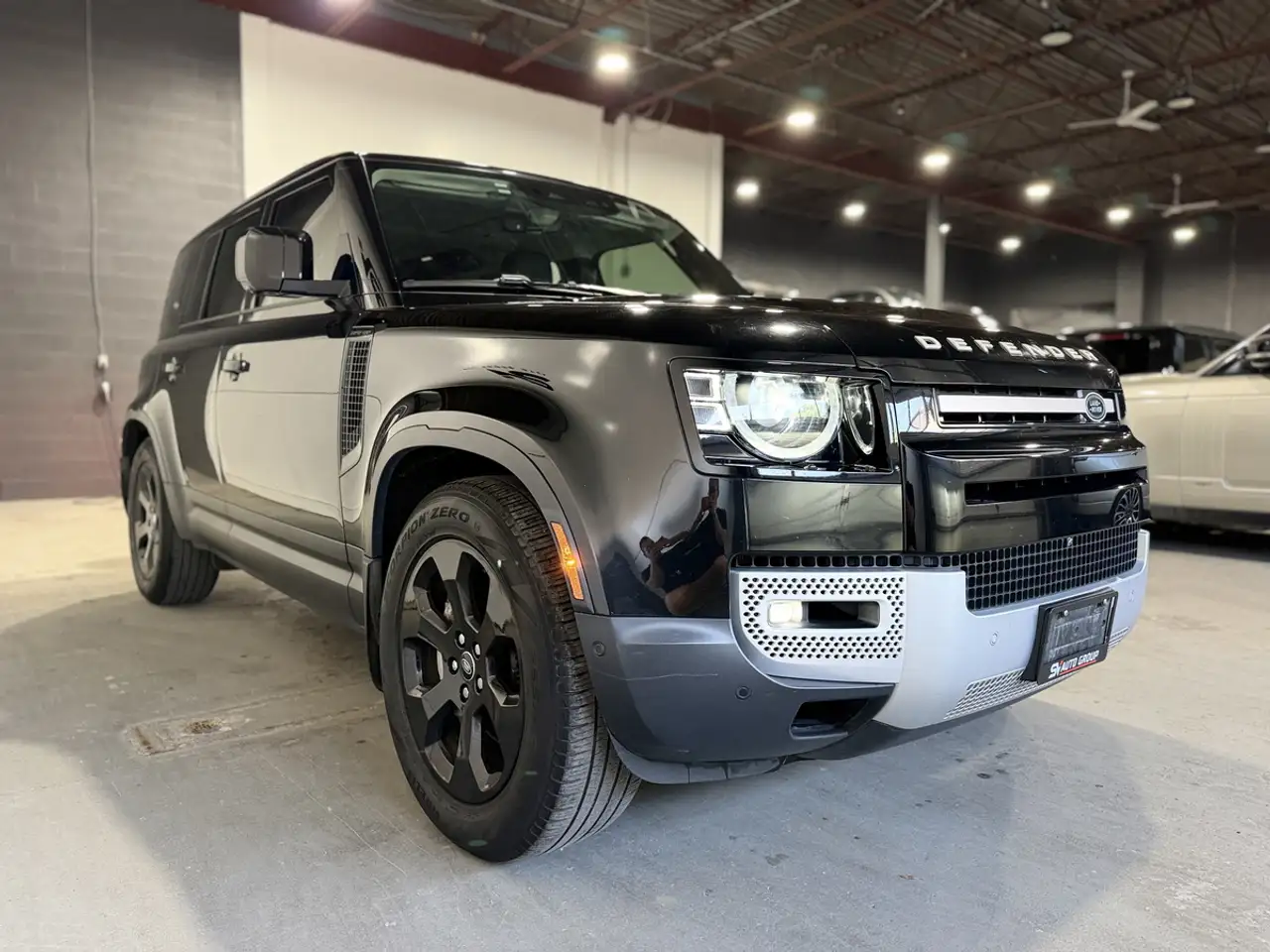 Land Rover Defender - Image 9