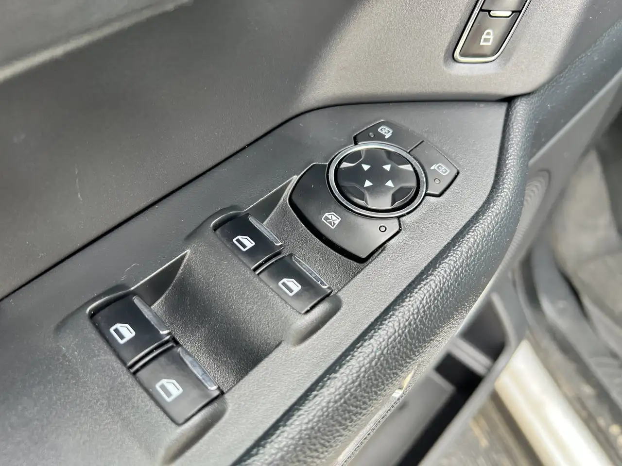 Ford Expedition - Image 6