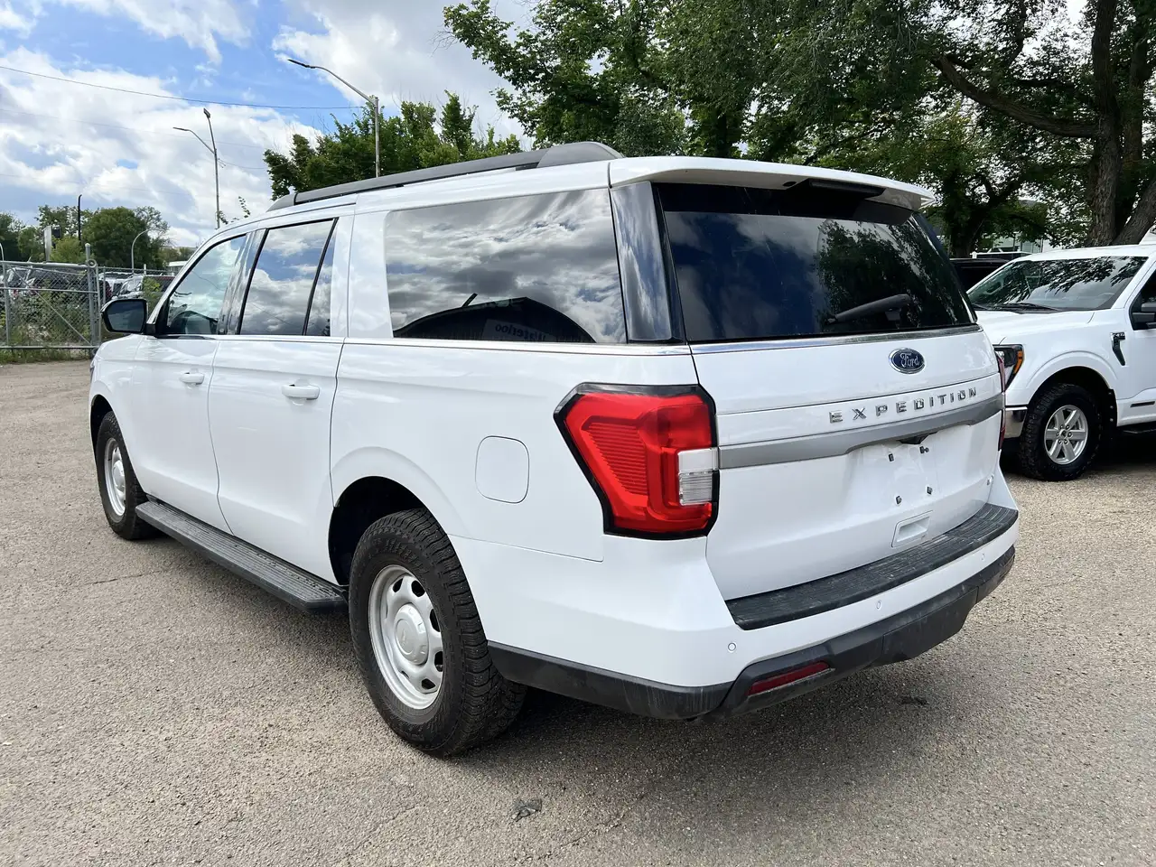 Ford Expedition - Image 22