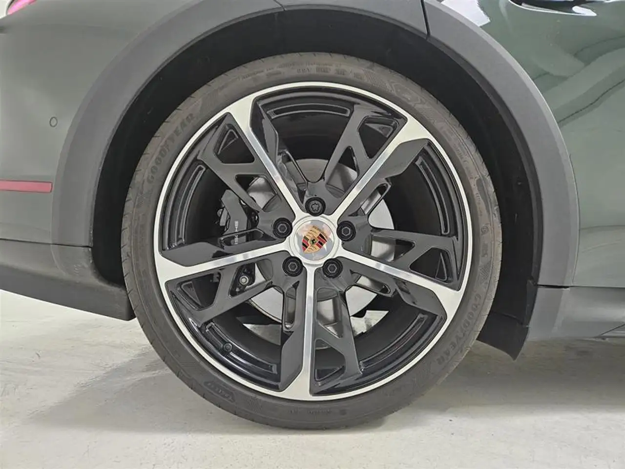 Porsche Taycan - Image 9