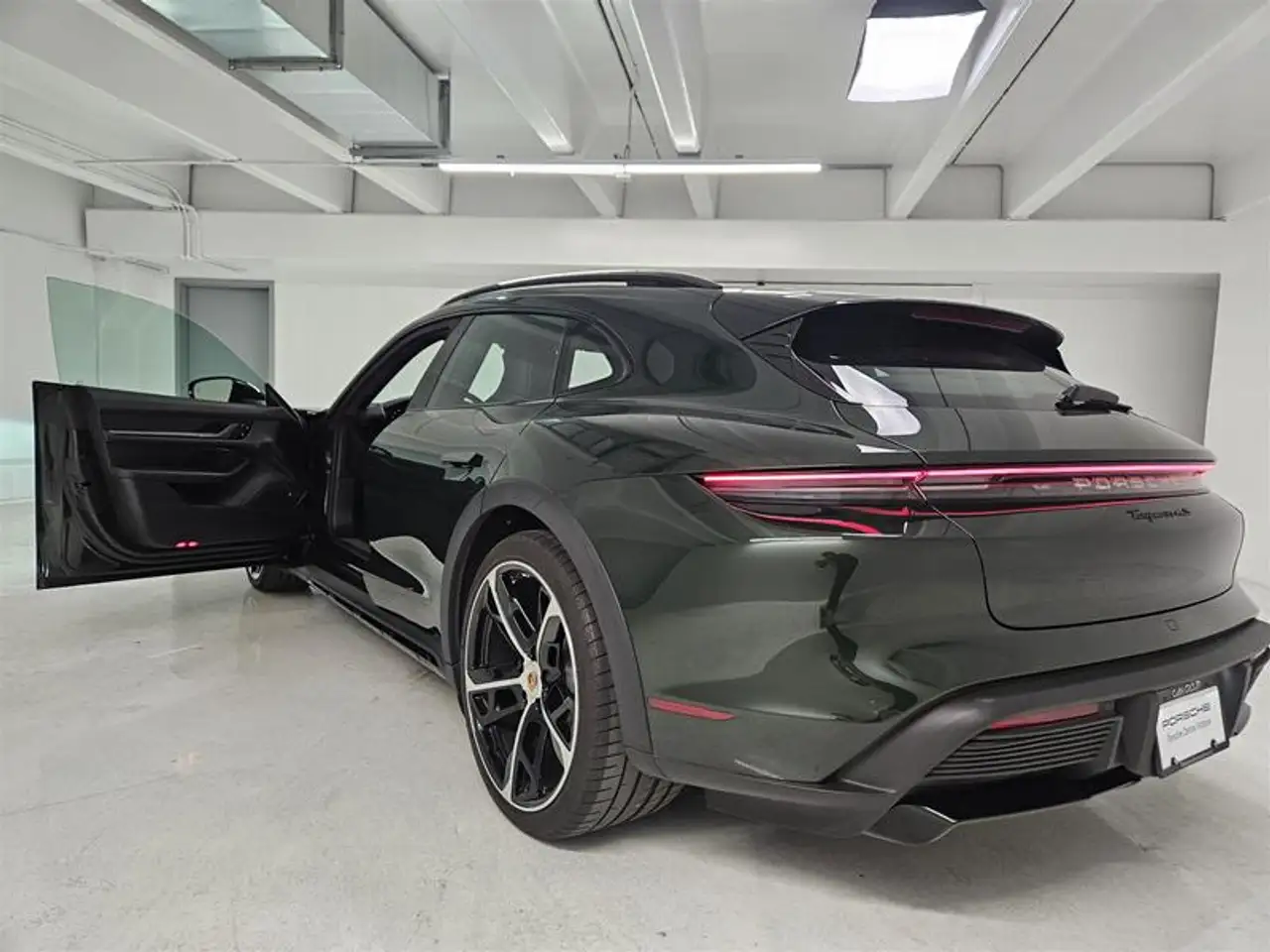 Porsche Taycan - Image 10