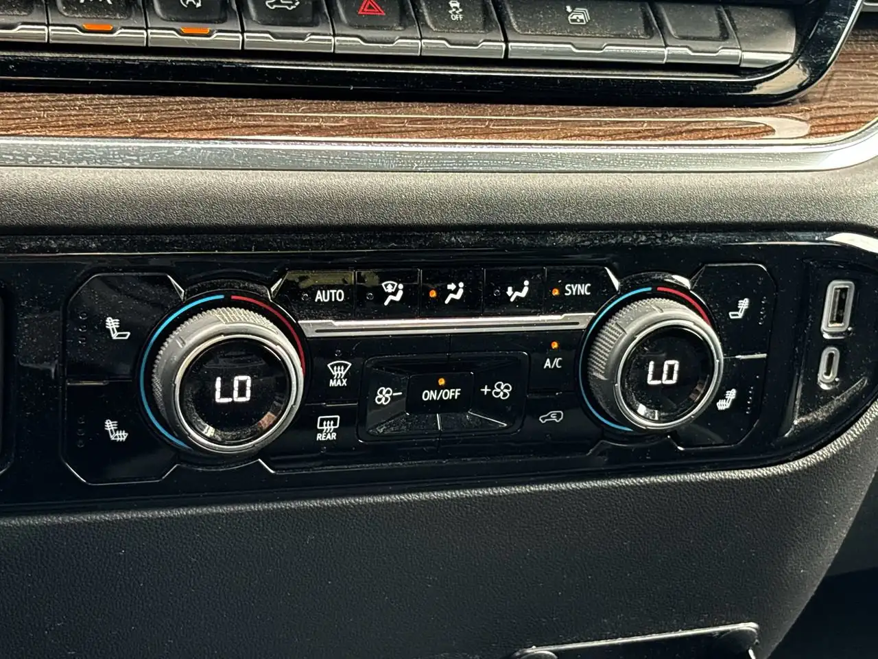 Chevrolet Silverado 1500 - Image 24