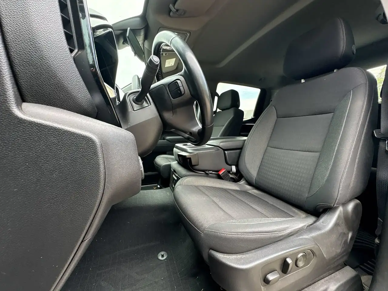Chevrolet Silverado 1500 - Image 16