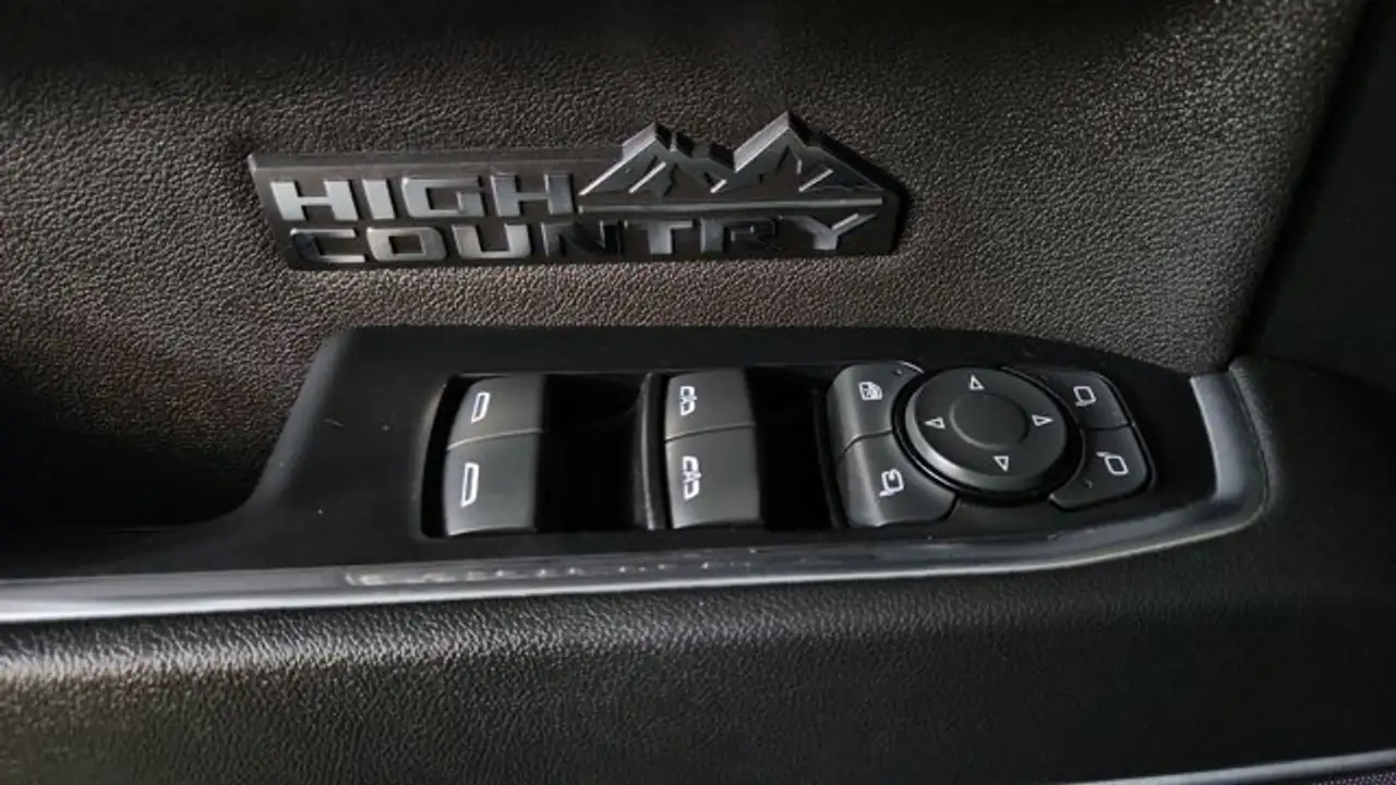 Chevrolet Silverado 1500 - Image 17