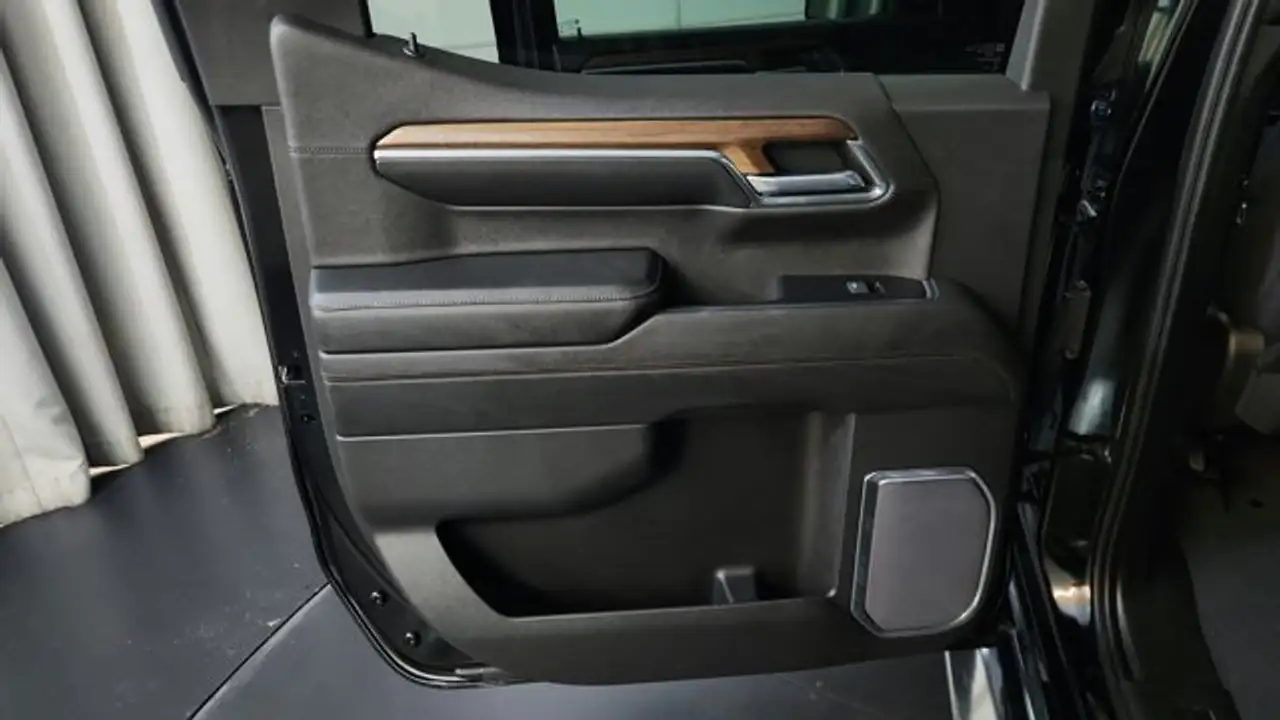 Chevrolet Silverado 1500 - Image 15