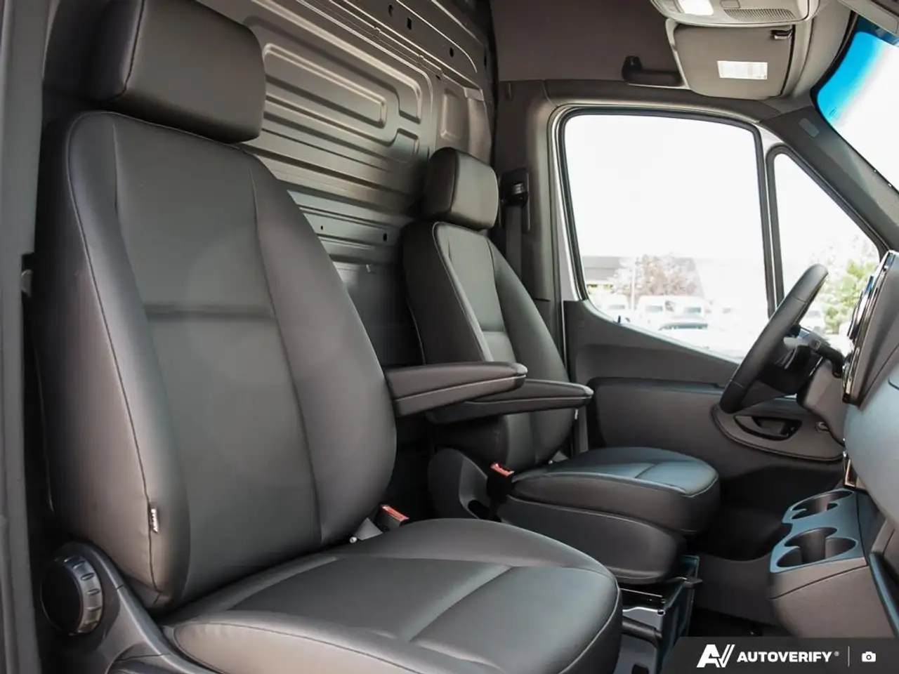 Mercedes-Benz Sprinter - Image 24