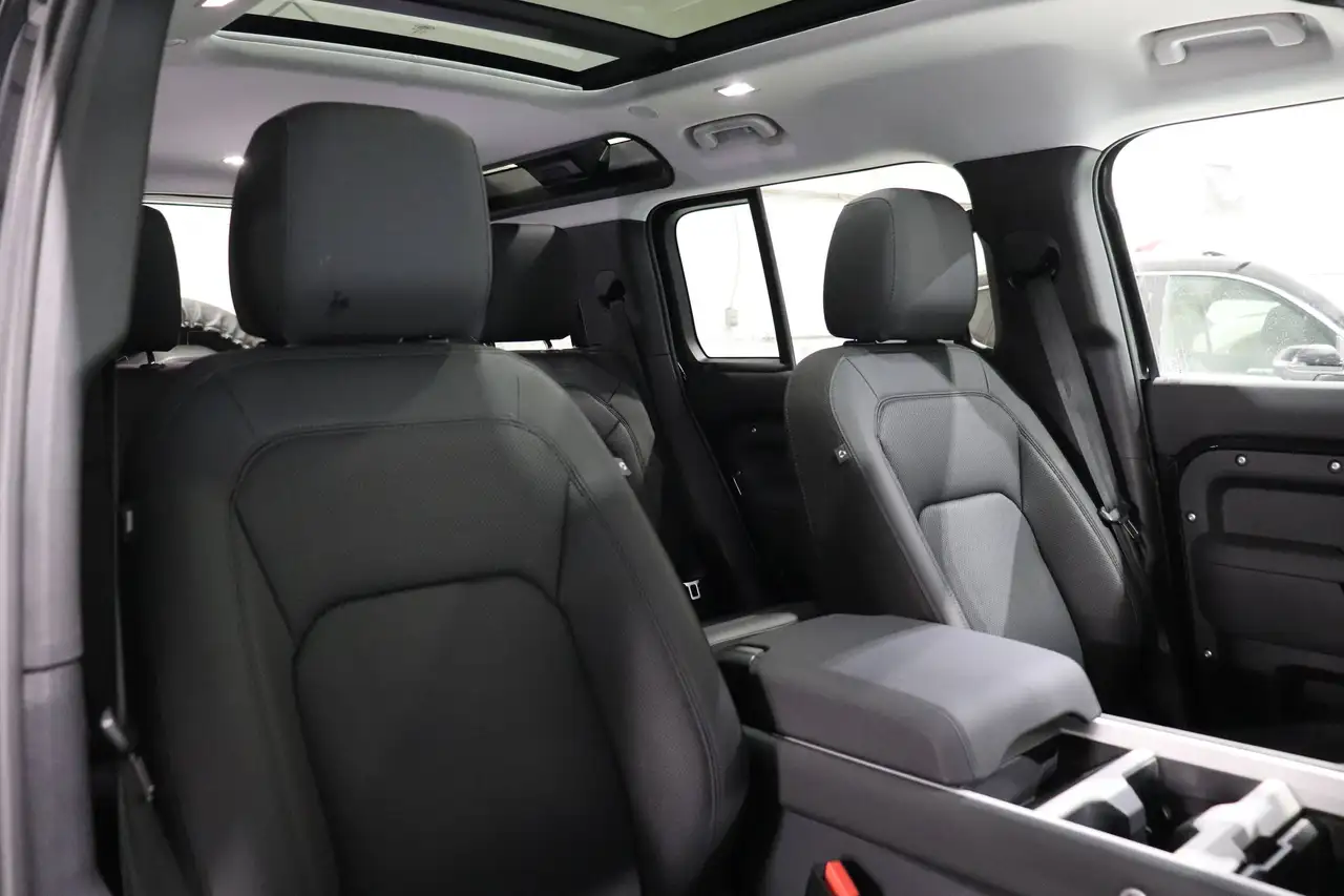 Land Rover Defender - Image 11