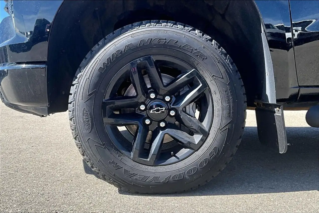 Chevrolet Silverado 1500 - Image 9