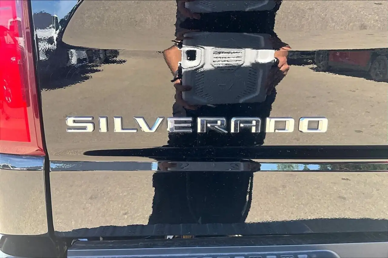 Chevrolet Silverado 1500 - Image 8