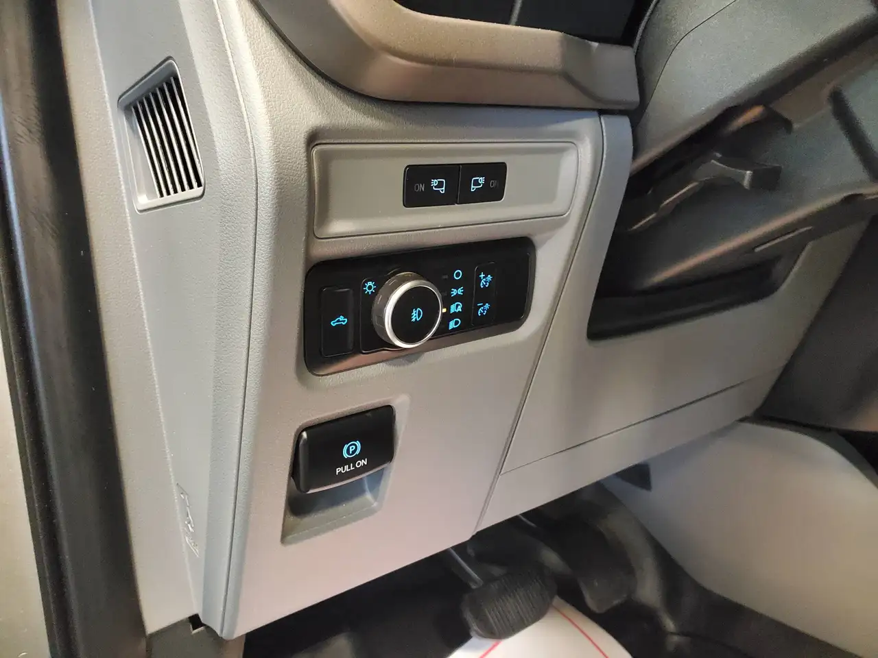 Ford F-150 - Image 17