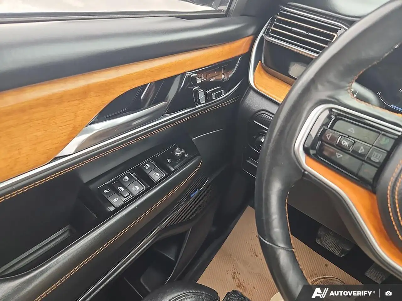 Jeep Grand Wagoneer - Image 13