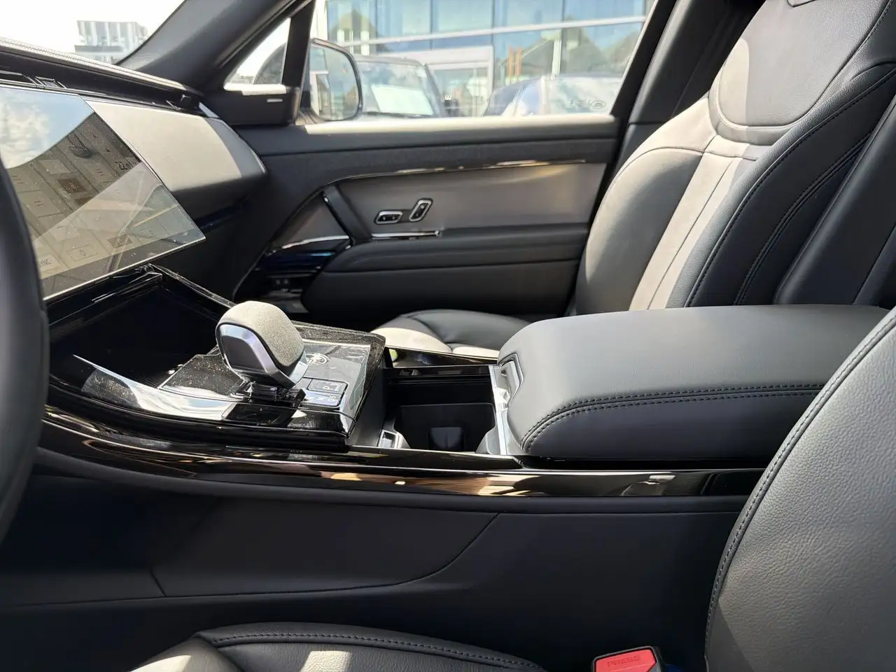 Land Rover Range Rover Sport - Image 18