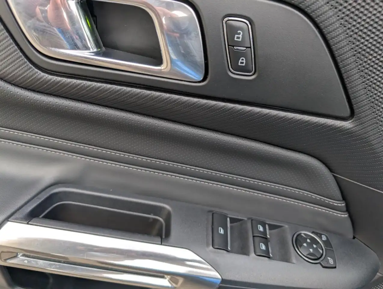 Ford Mustang - Image 5