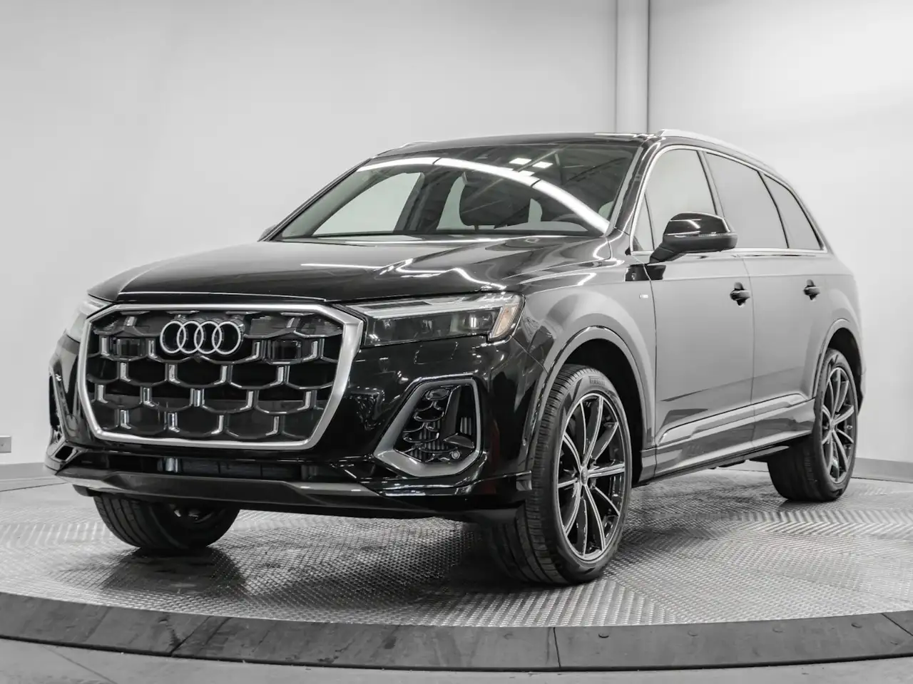 Audi Q7 - Image 1