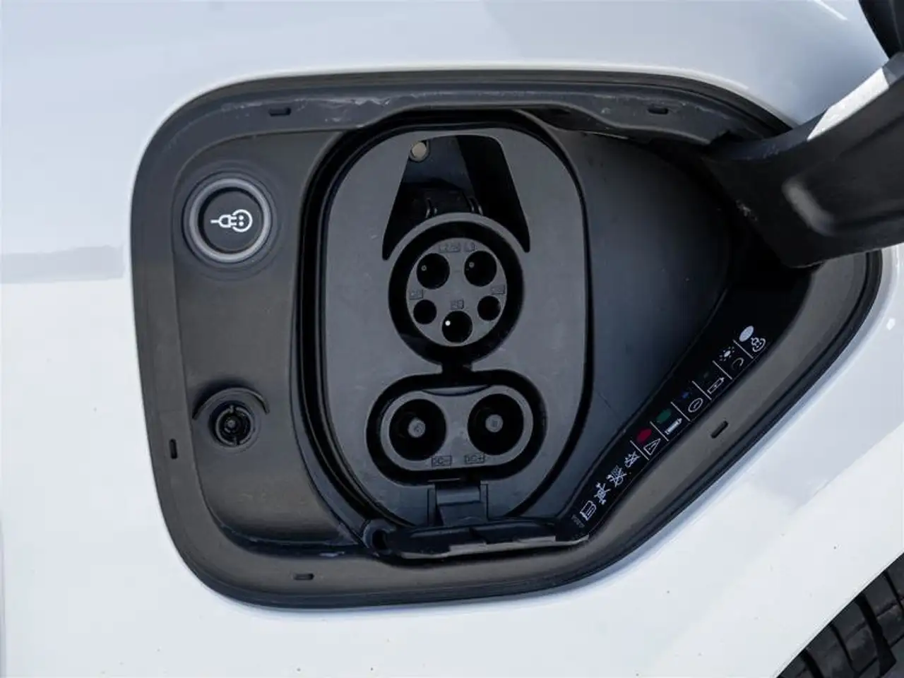 Porsche Taycan - Image 13