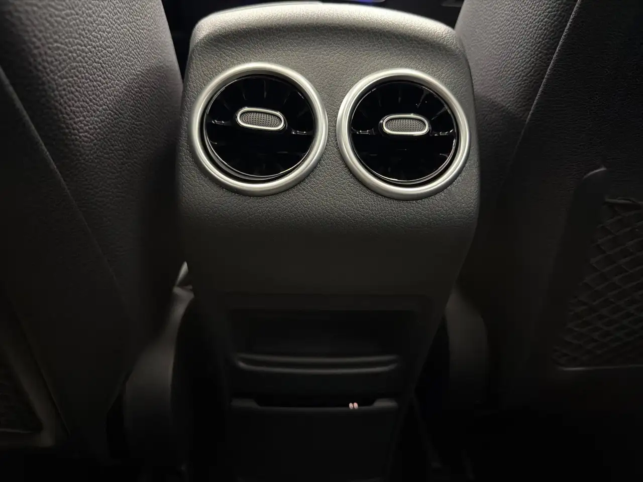 Mercedes-Benz GLB - Image 23