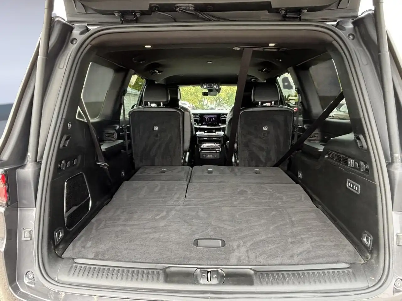 Jeep Wagoneer - Image 38