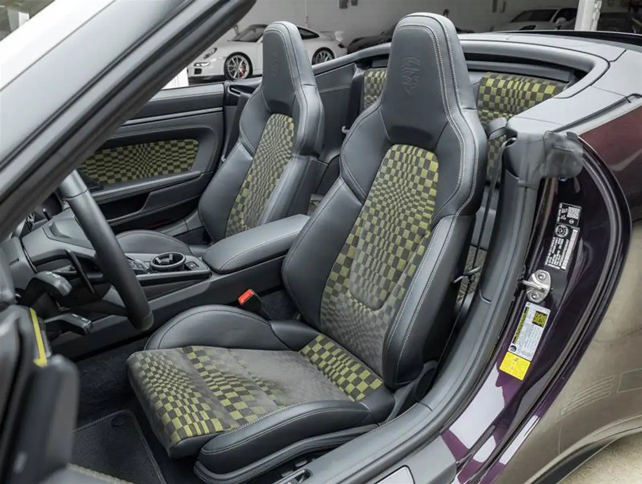 Porsche 911 - Image 33