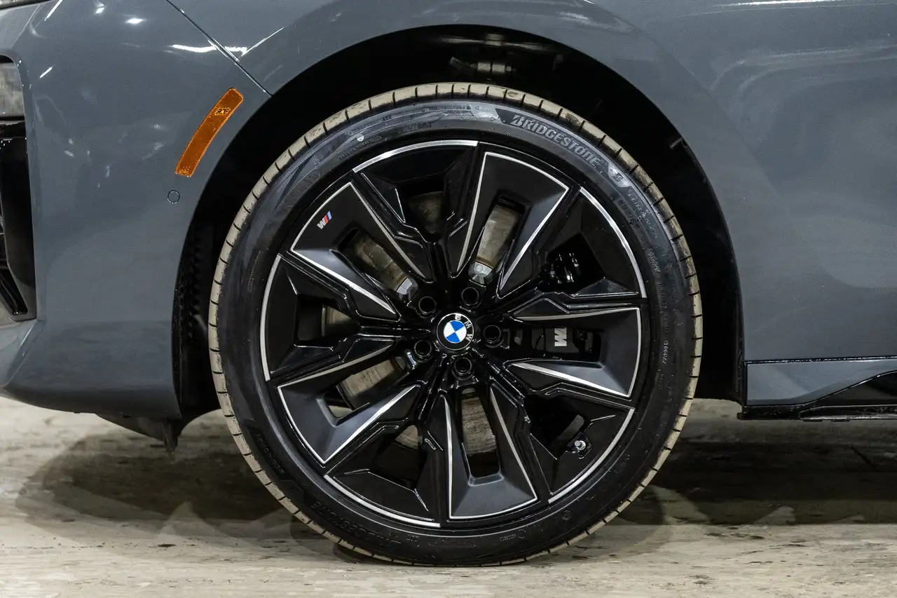 BMW 7 Series - Image 17