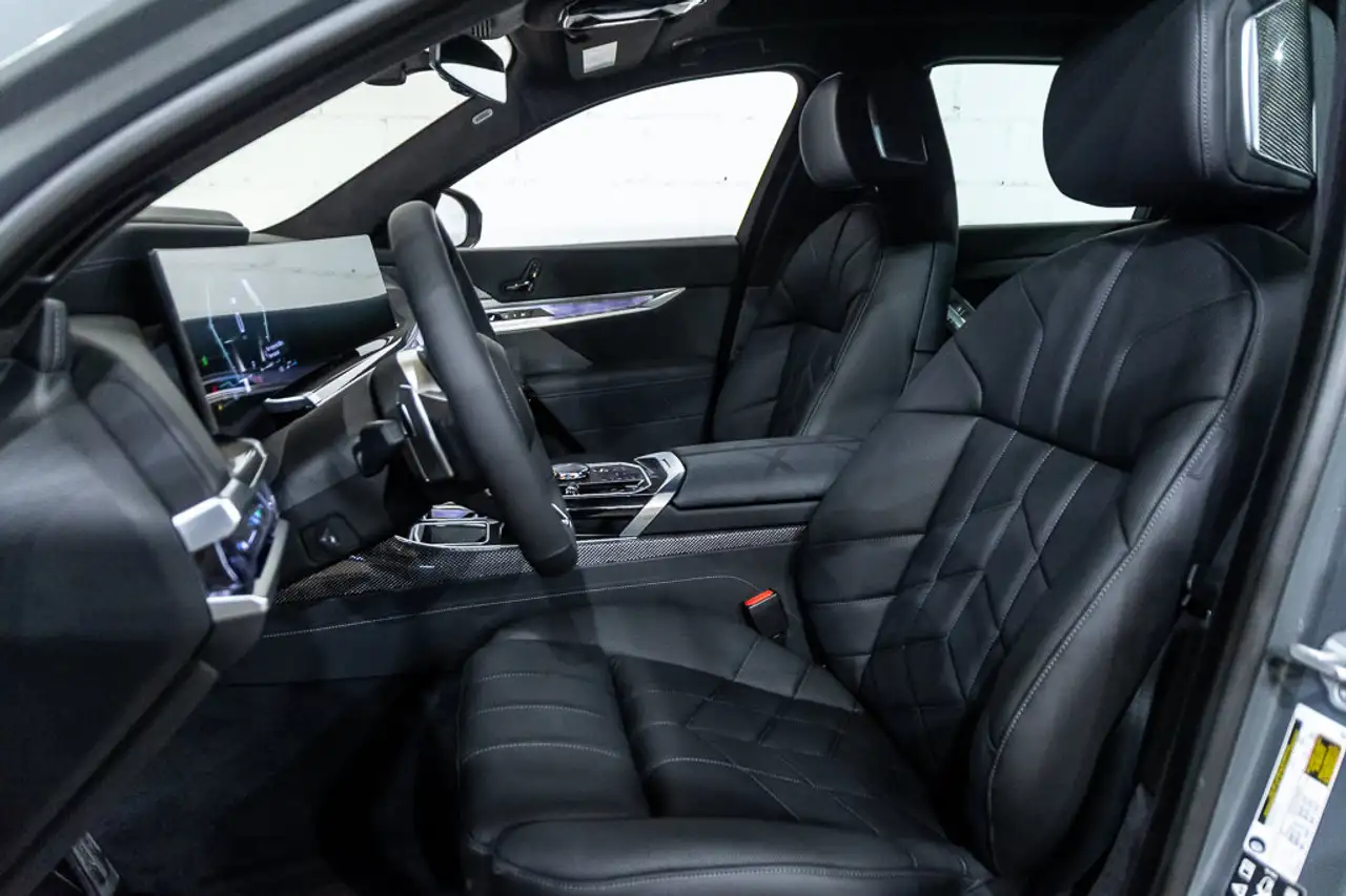 BMW 7 Series - Image 7