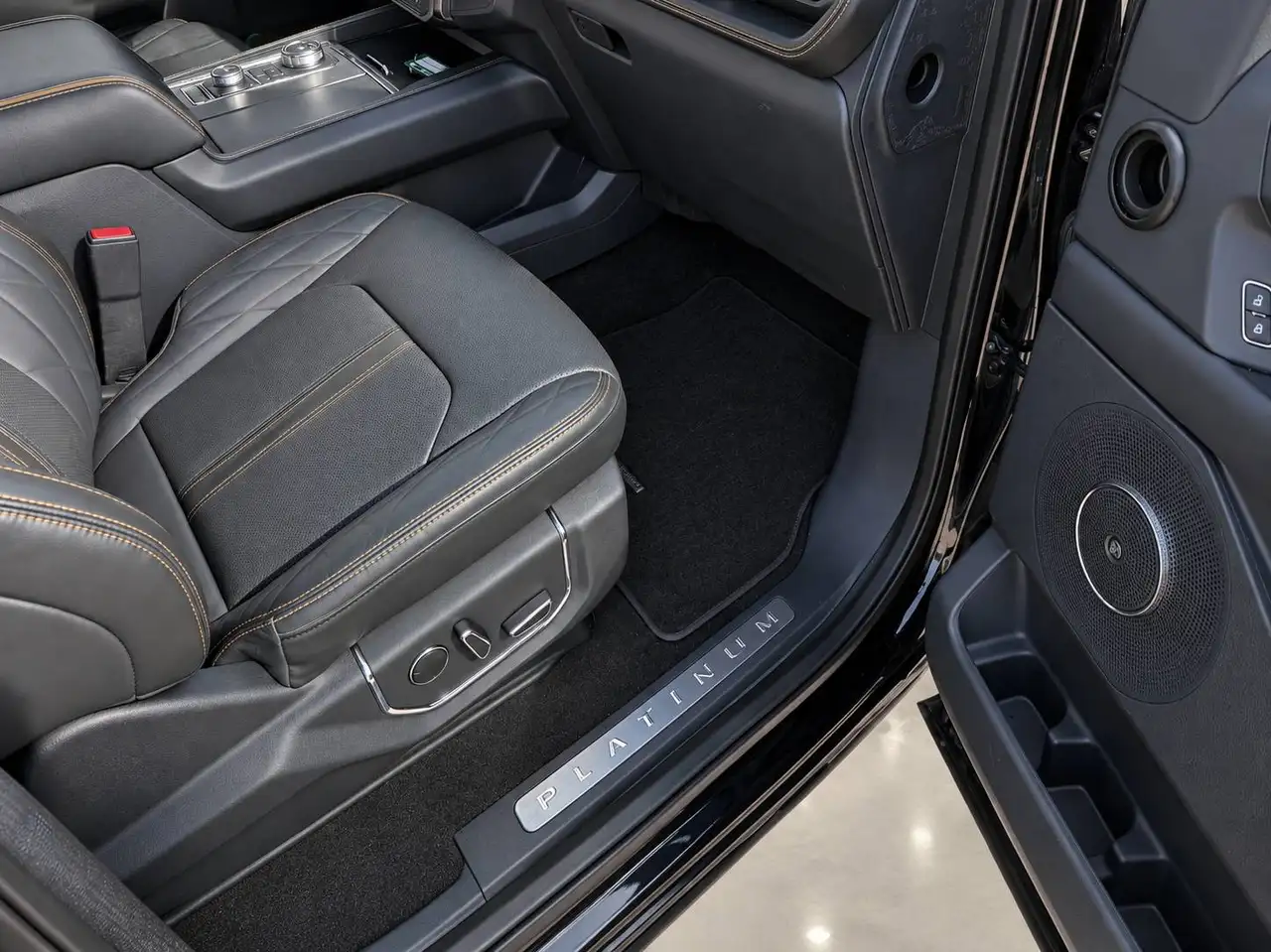 Ford Expedition - Image 20