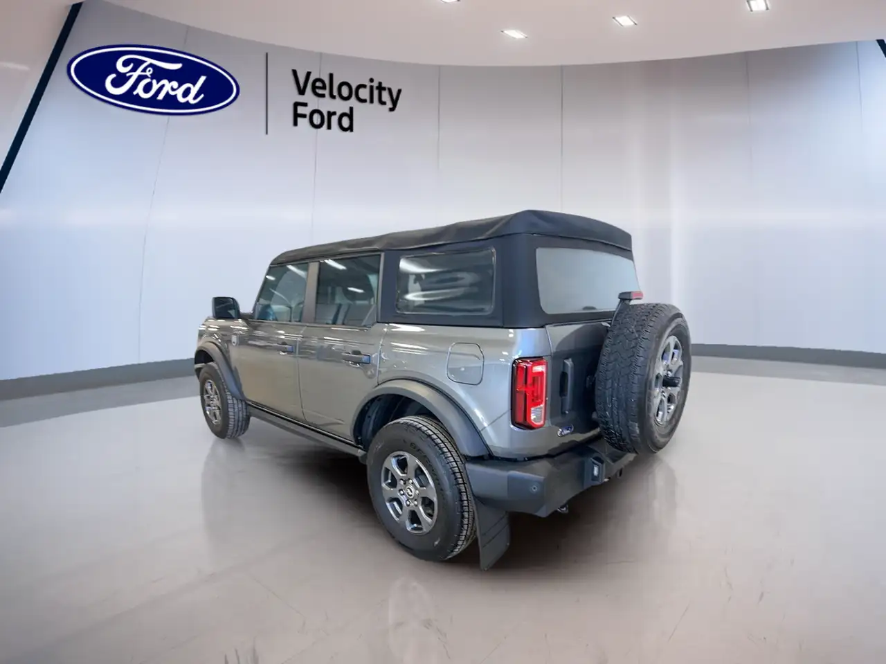 Ford Bronco - Image 4