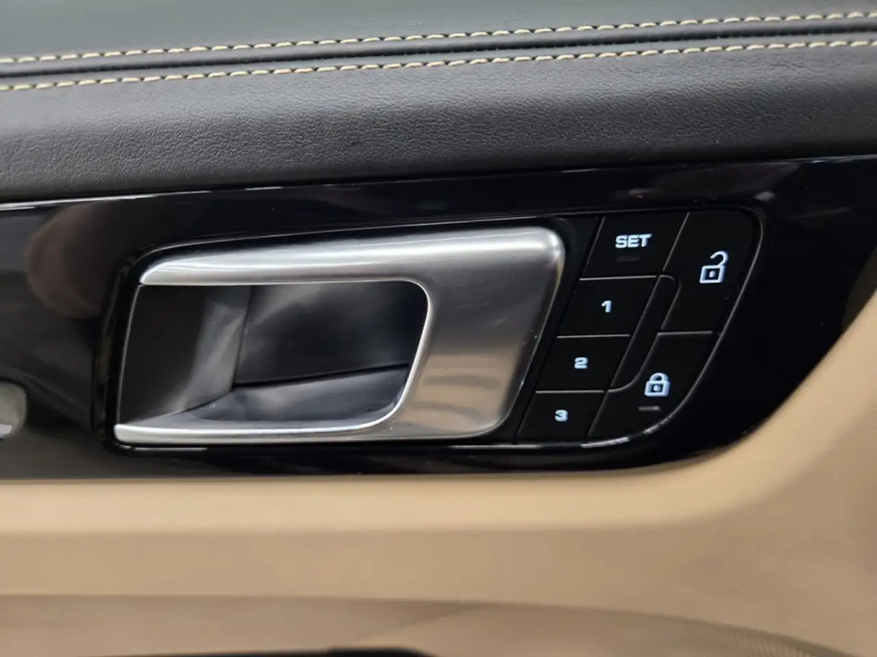 Porsche Cayenne - Image 30