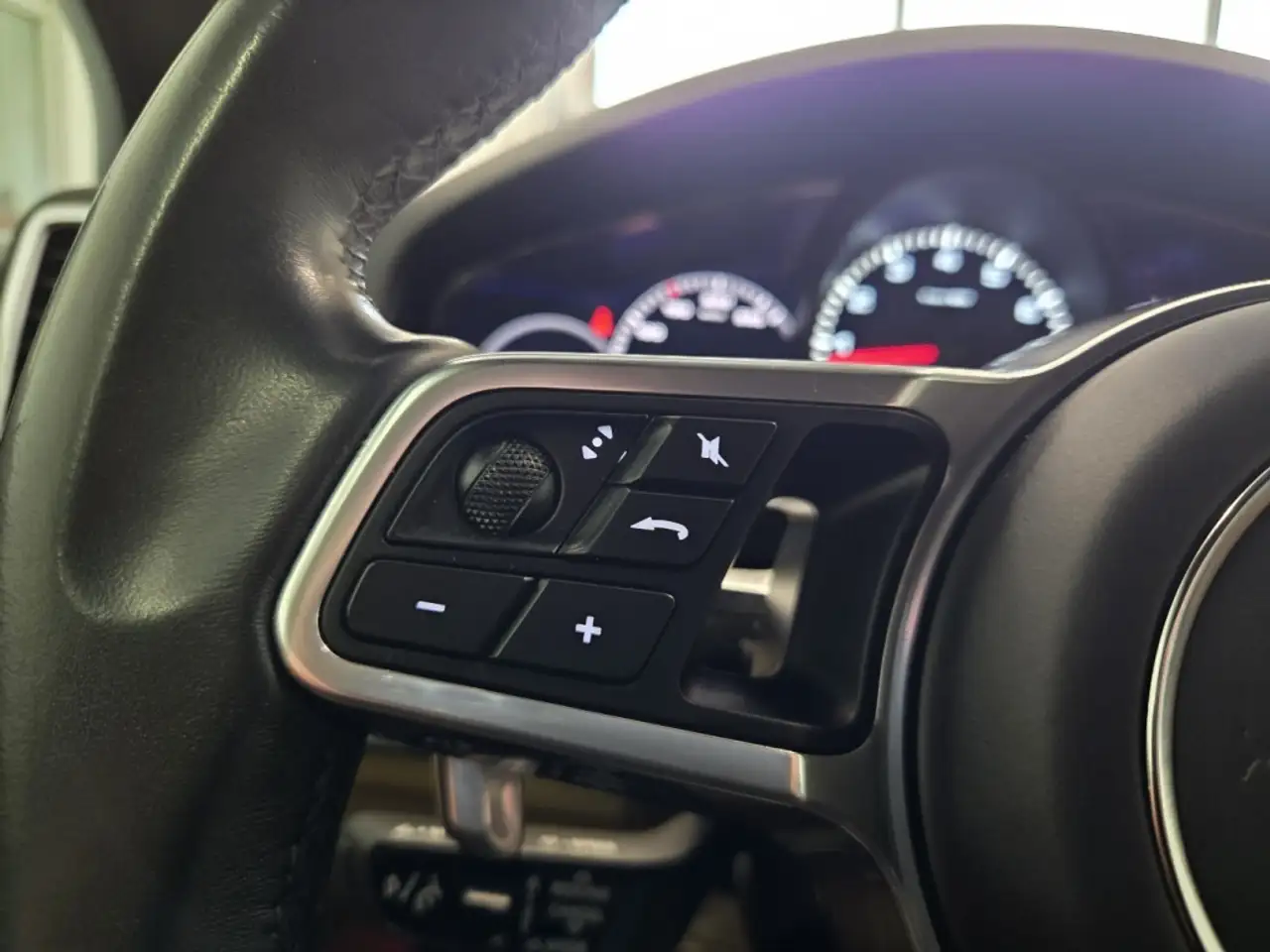 Porsche Cayenne - Image 26