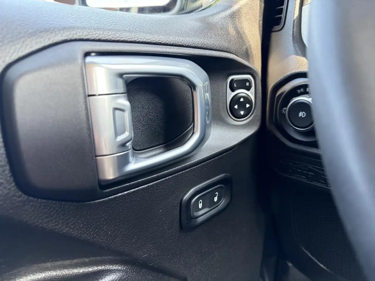 Jeep Wrangler - Image 11