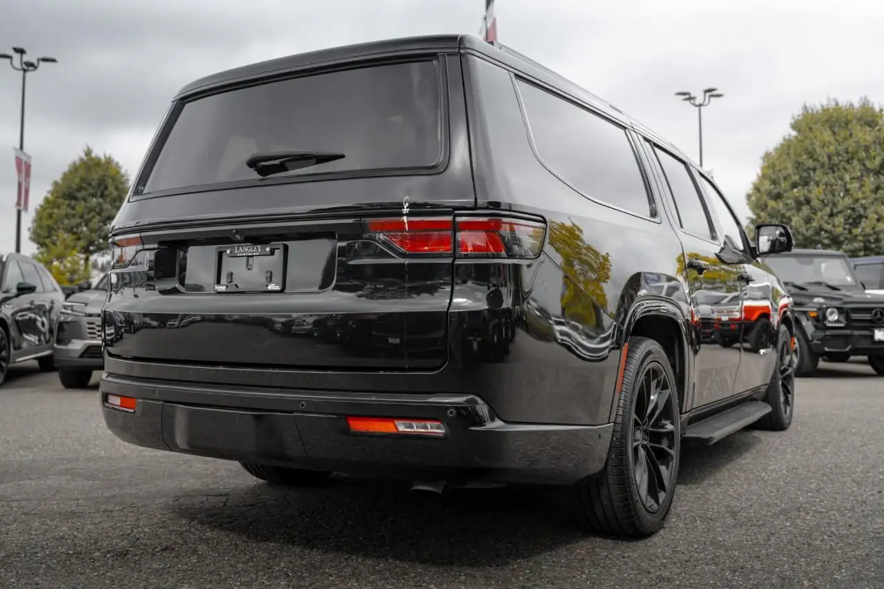 Jeep Wagoneer - Image 8