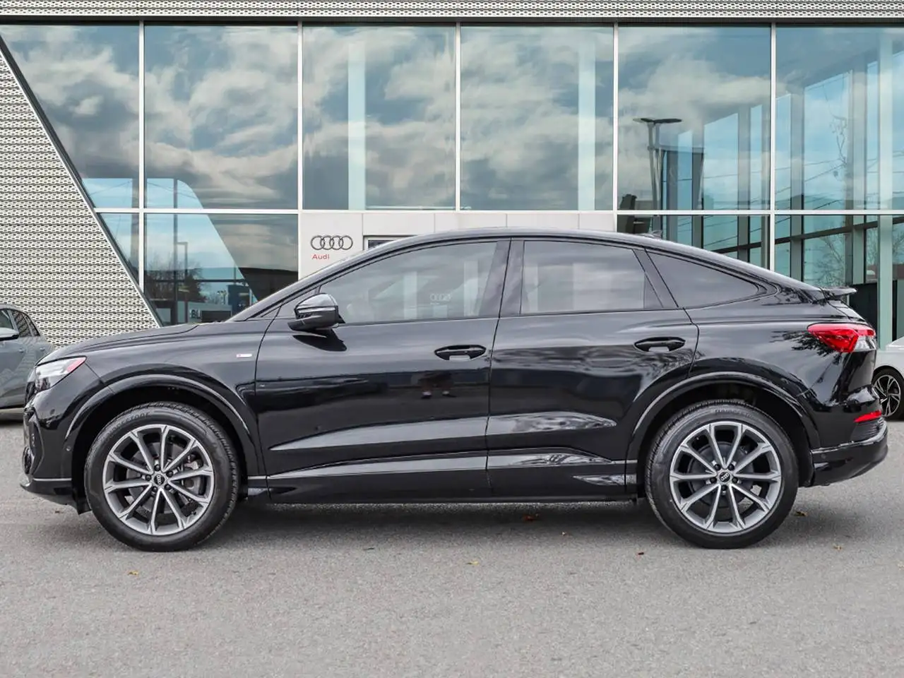 Audi Q4 e-tron - Image 3