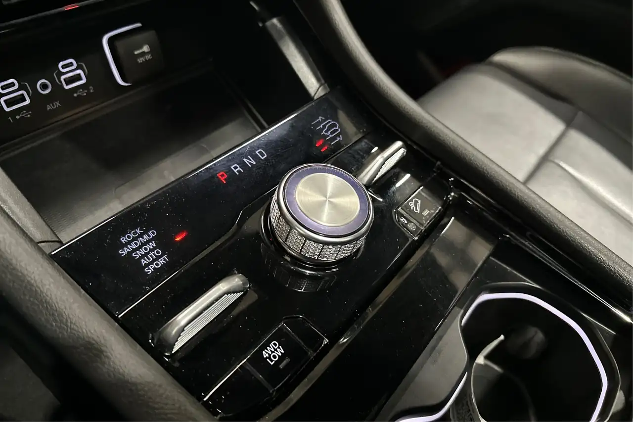Jeep Grand Cherokee - Image 35
