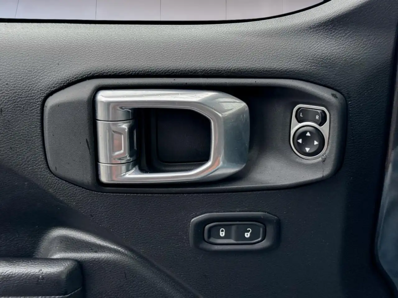 Jeep Wrangler - Image 21
