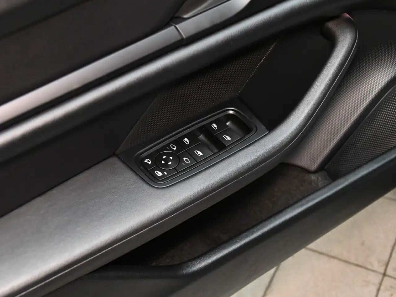 Porsche Taycan - Image 36