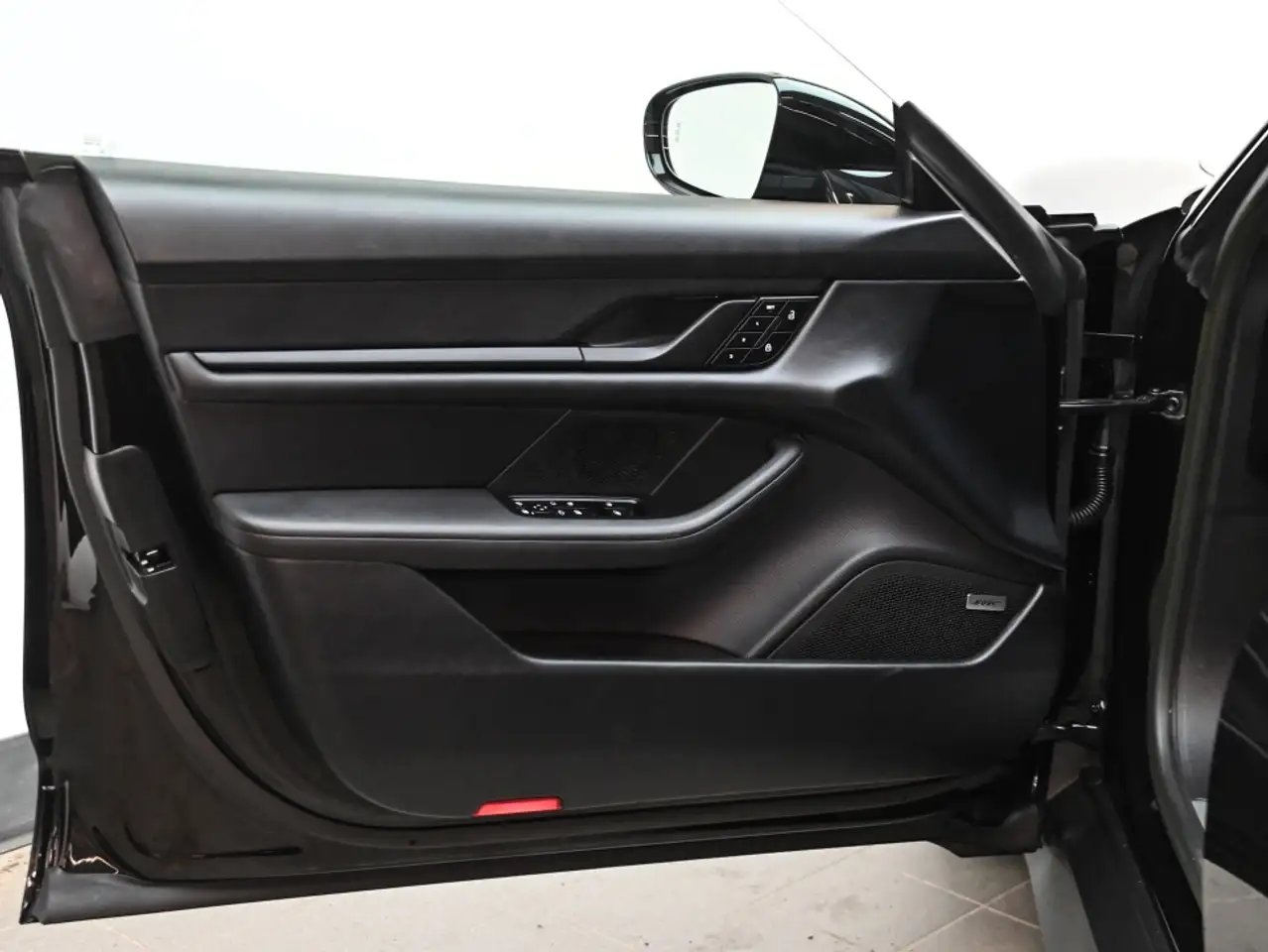Porsche Taycan - Image 34