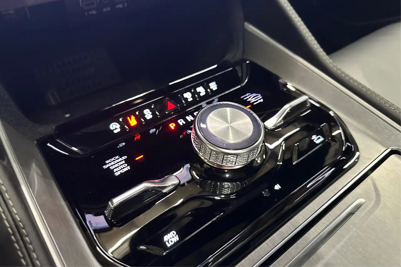 Jeep Grand Wagoneer - Image 30