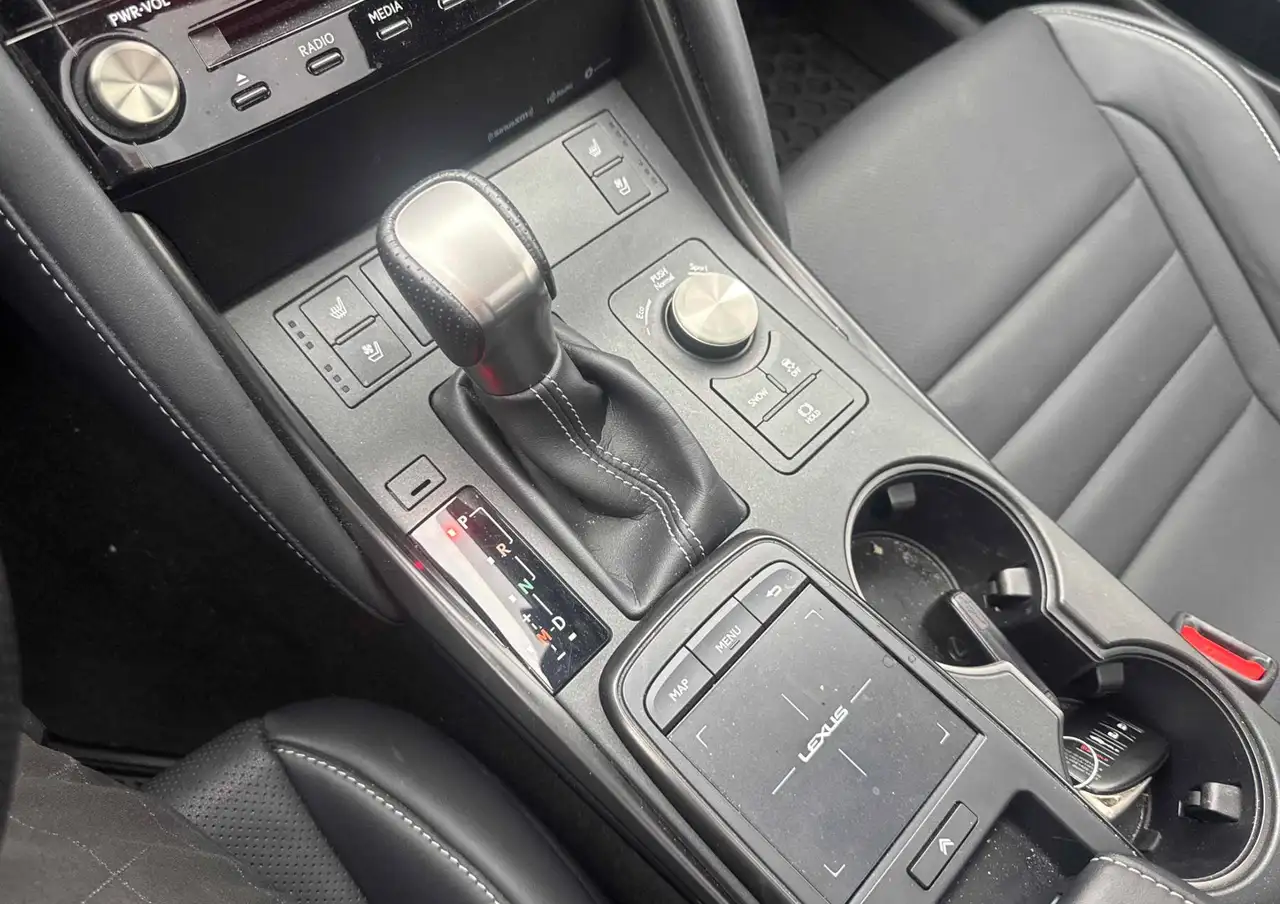 Lexus IS - Image 10