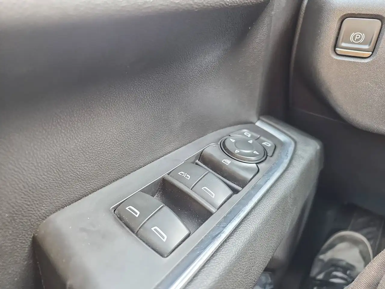 Chevrolet Silverado 1500 - Image 18
