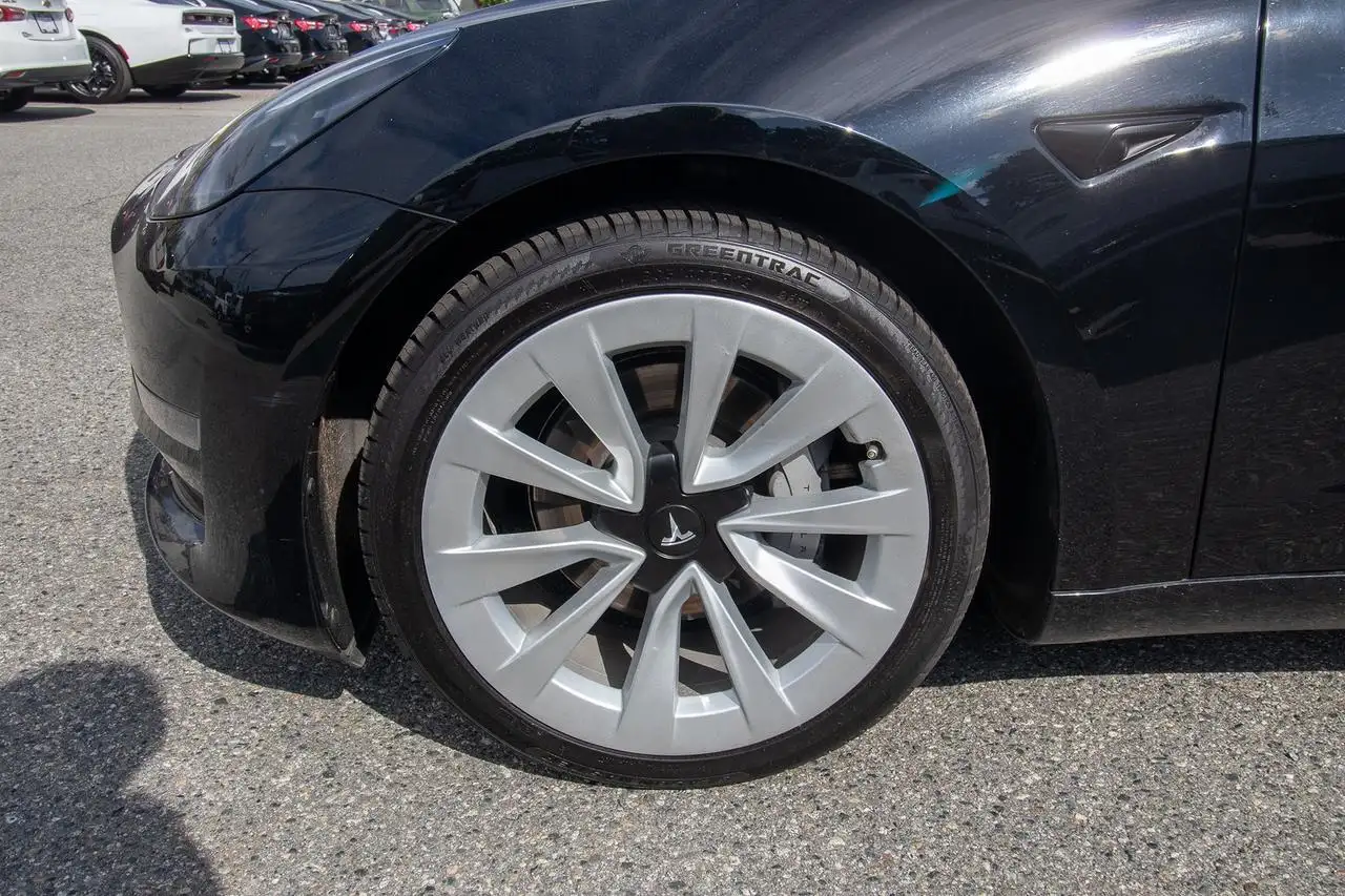 Tesla Model 3 - Image 10