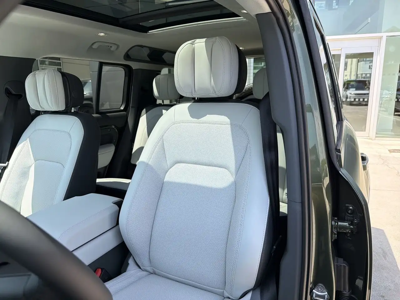 Land Rover Defender - Image 8