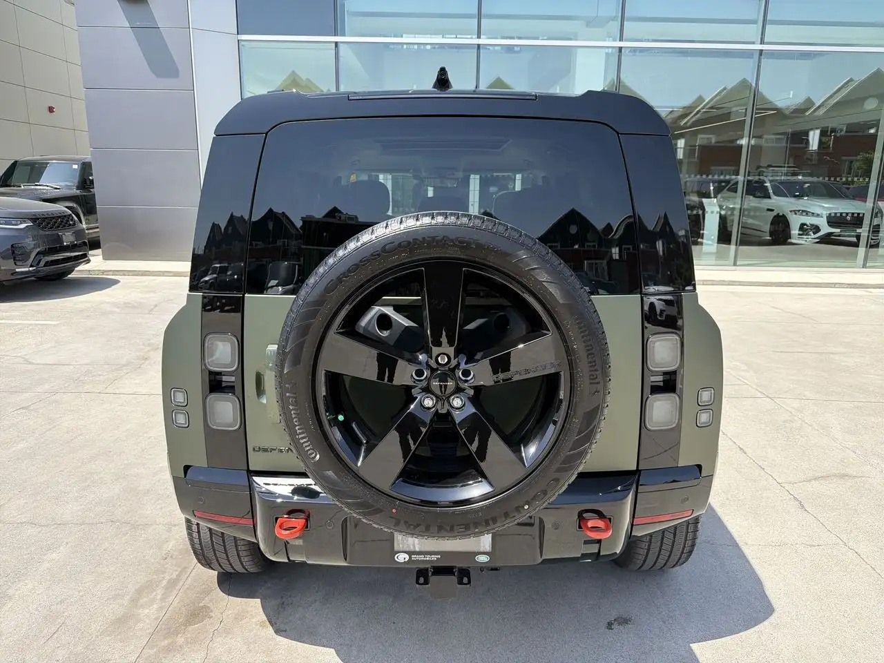 Land Rover Defender - Image 4