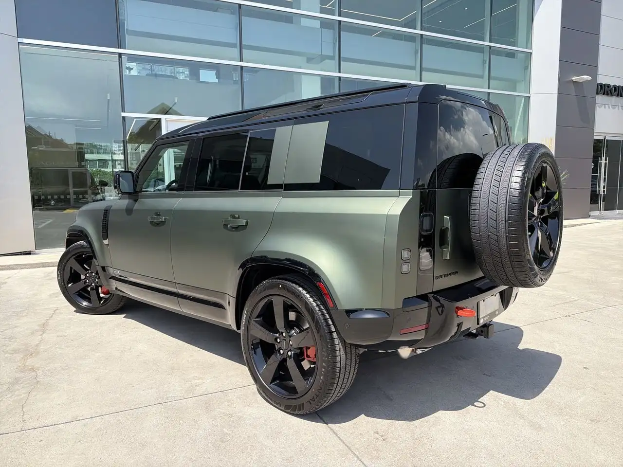 Land Rover Defender - Image 6