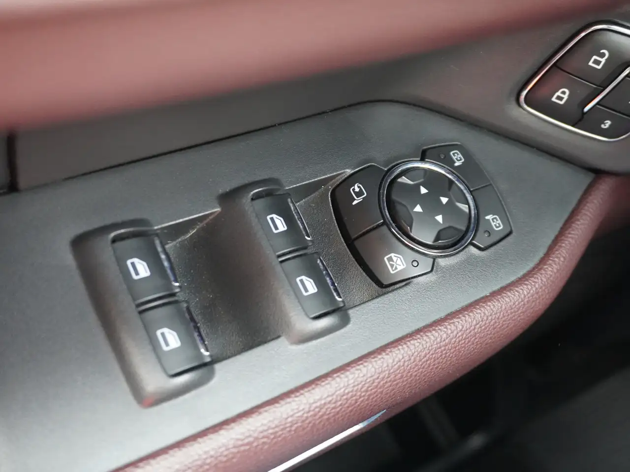 Ford Expedition - Image 14