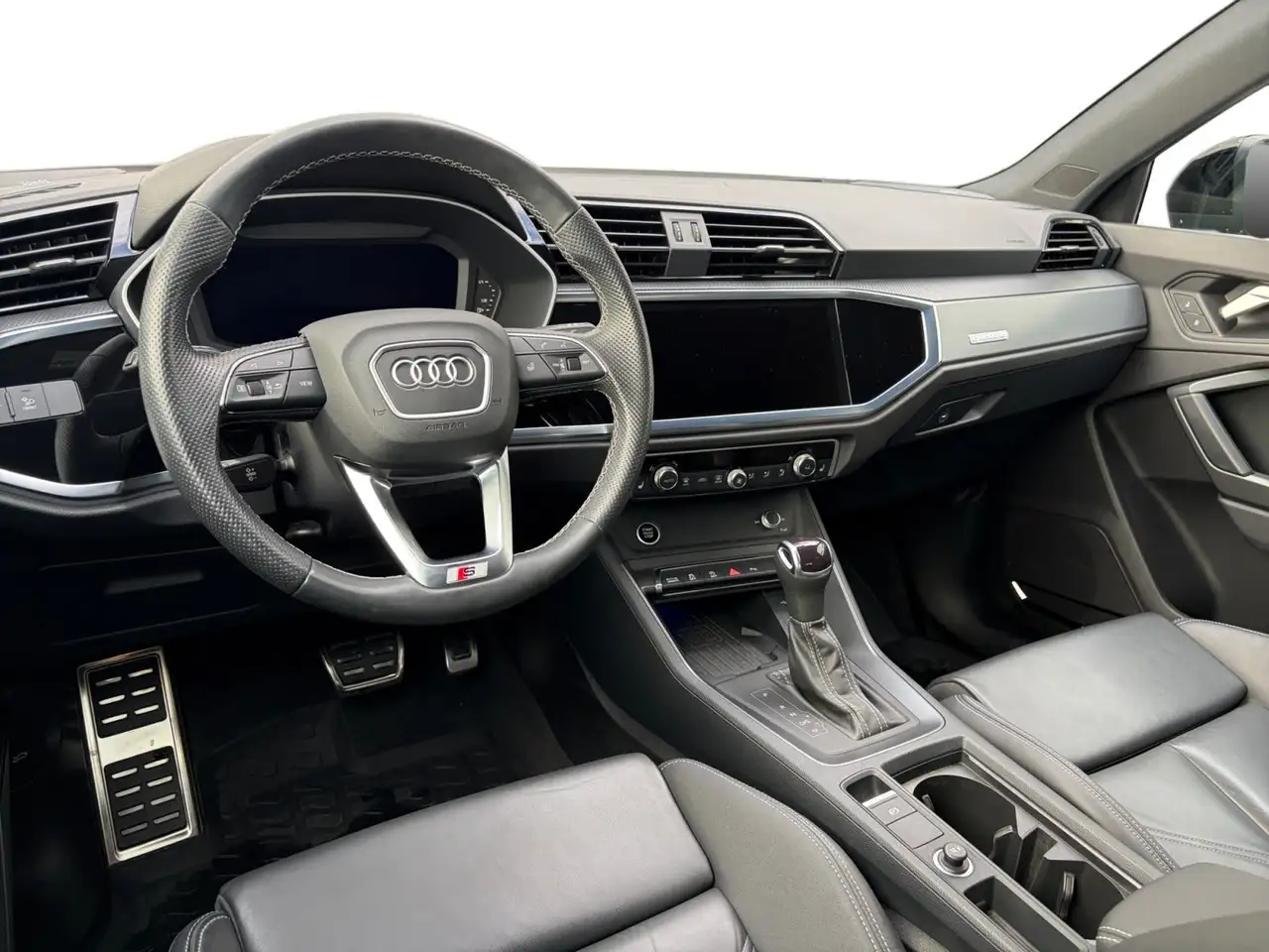 Audi Q3 - Image 11