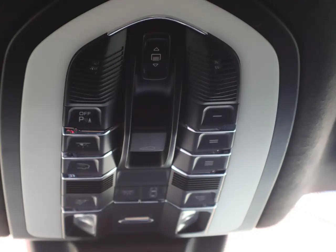 Porsche Macan - Image 18