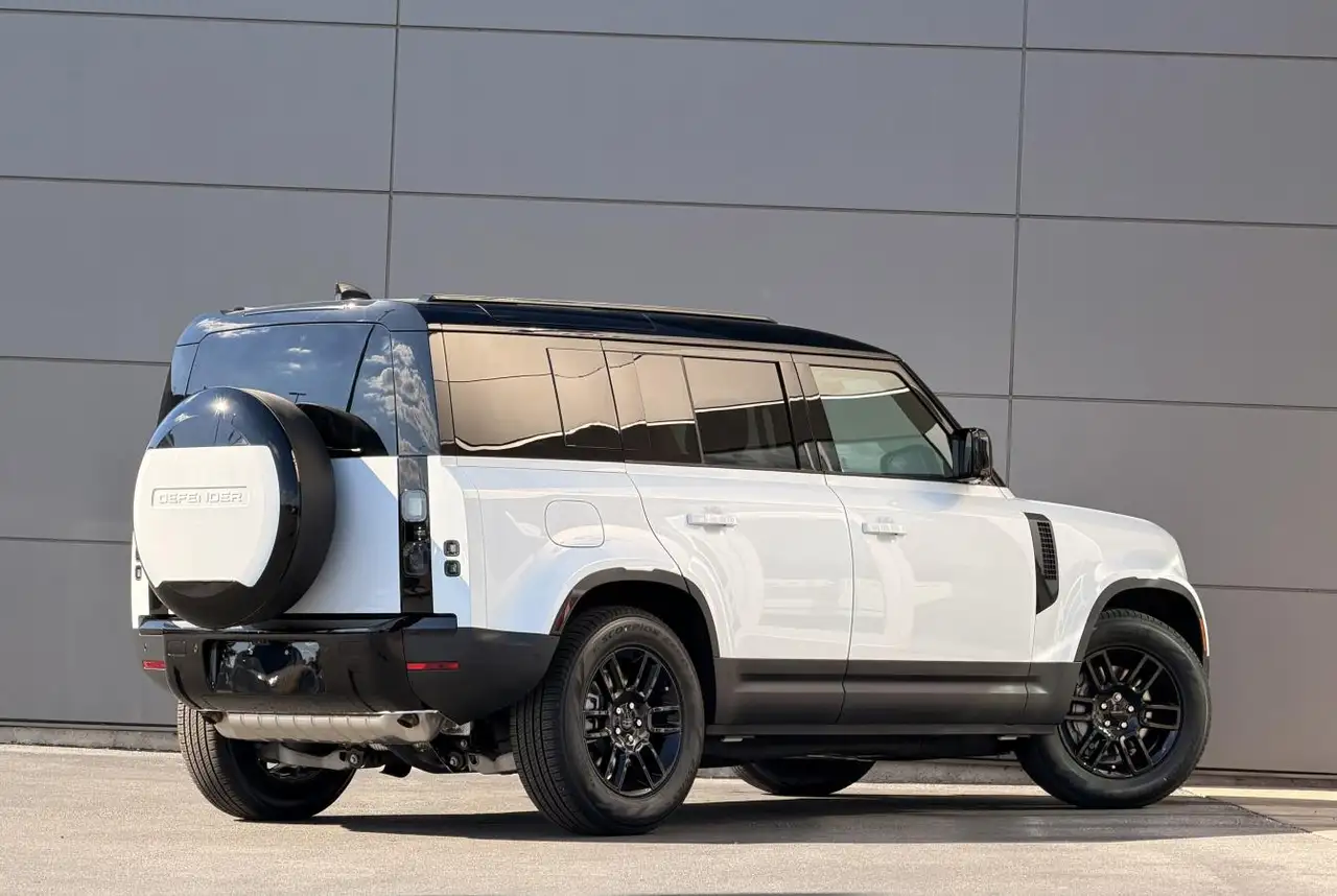 Land Rover Defender - Image 6