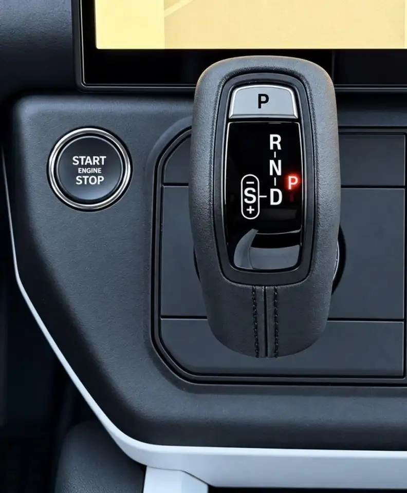 Land Rover Defender - Image 28
