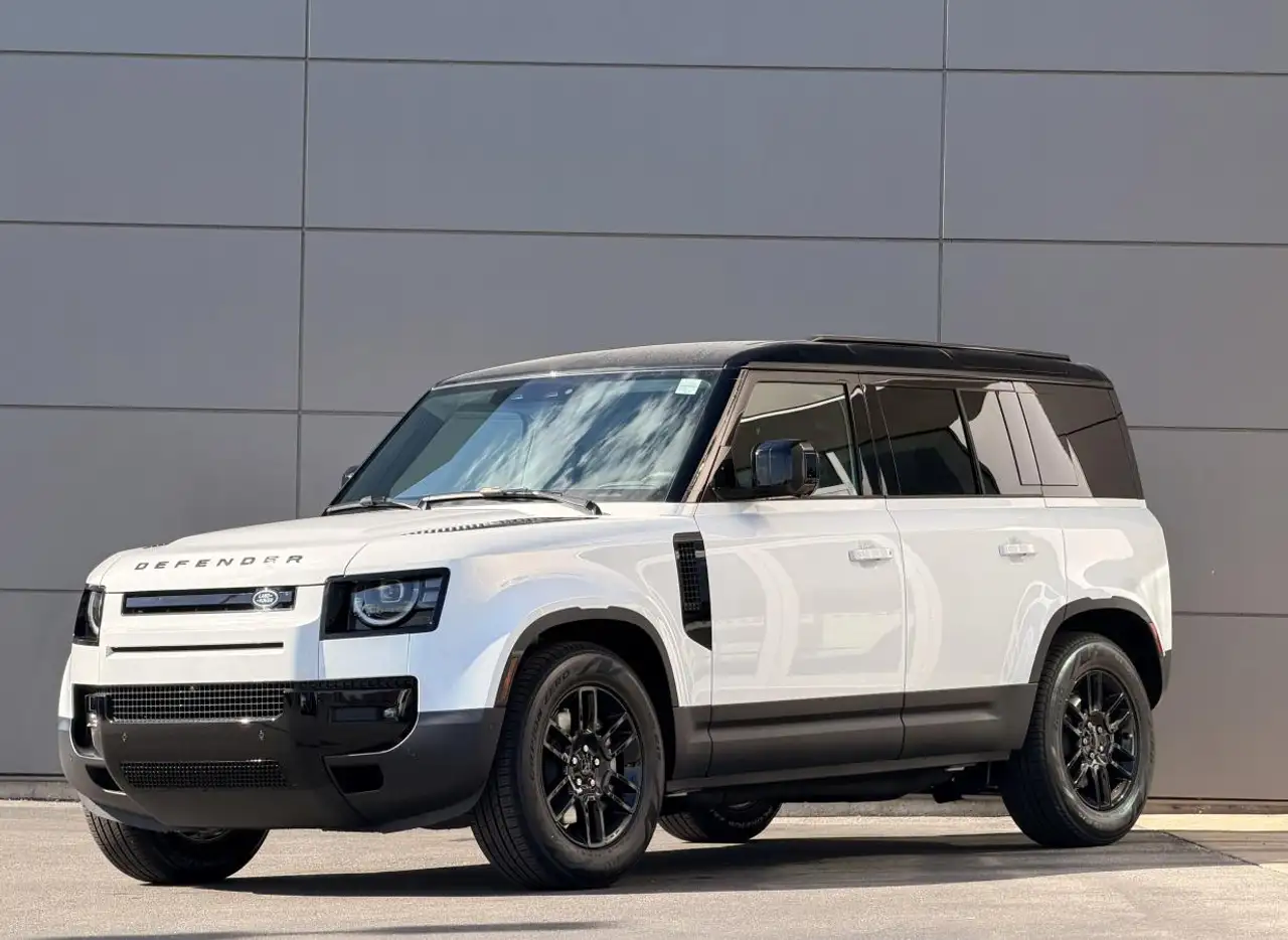 Land Rover Defender - Image 1