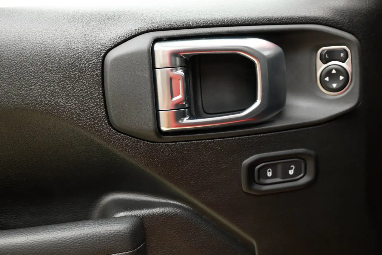Jeep Wrangler - Image 10