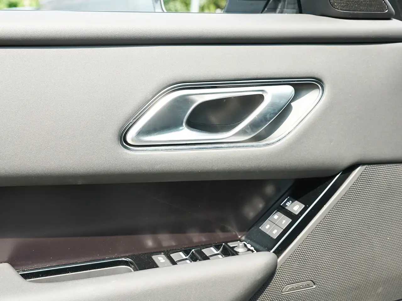 Land Rover Range Rover Velar - Image 12